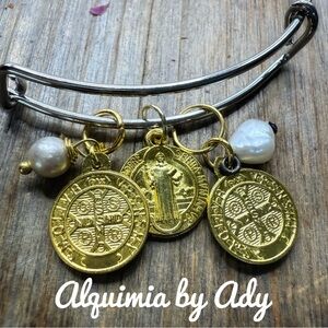 Alquimia Gold and Silver Saint Benedict freshwater pear Charms Bracelet